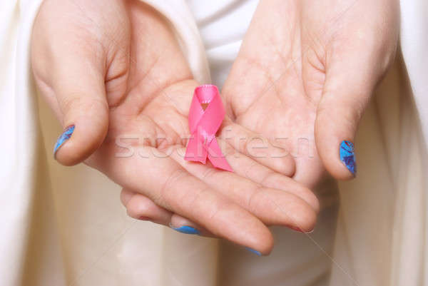 Cancerul de san constientizare femeie pink ribbon Imagine de stoc © AlphaBaby