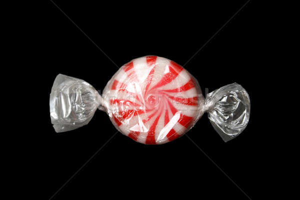 Pfefferminze swirl candy Makro isoliert schwarz Stock foto © AlphaBaby