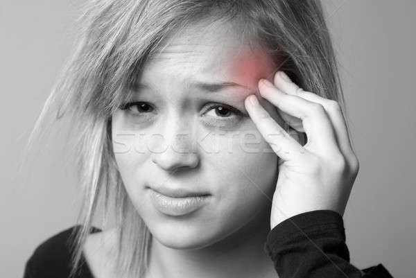 Maux de tête jeune femme douleur pression temple main Photo stock © AlphaBaby