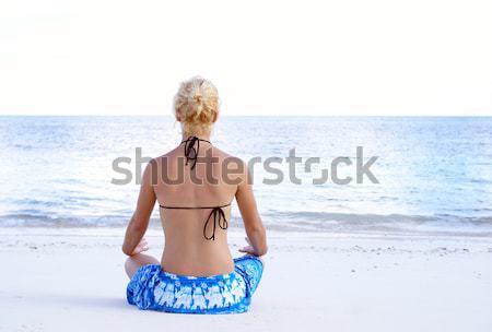 Meditatie jong meisje mediteren strand water vrouwen Stockfoto © AlphaBaby