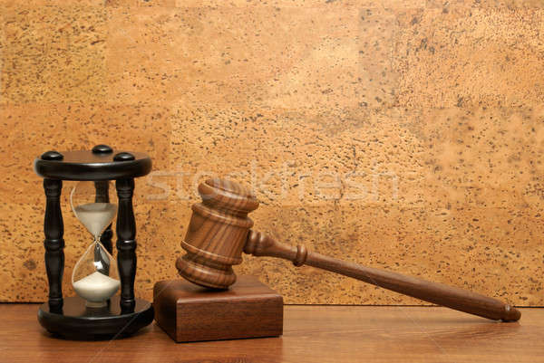 Tiempo jurídica ayuda reloj de arena martillo madera Foto stock © AlphaBaby
