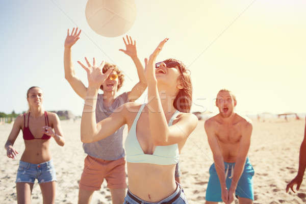 группа друзей играет пляж залп счастливым Сток-фото © alphaspirit