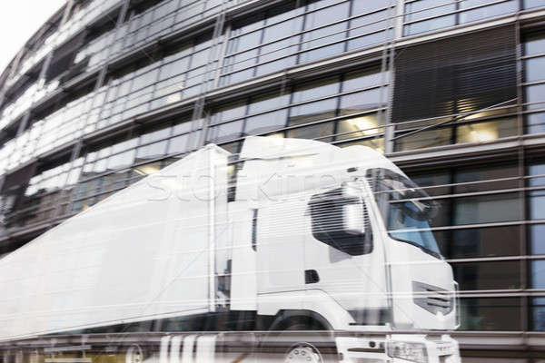 Rapide camion gratte-ciel doubler exposition blanche Photo stock © alphaspirit