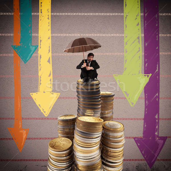 危機 蕭條 男子 傘 坐在 硬幣 商業照片 © alphaspirit
