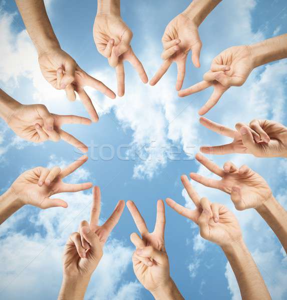 Csapat közösségi háló ötlet égbolt kéz férfi Stock fotó © alphaspirit