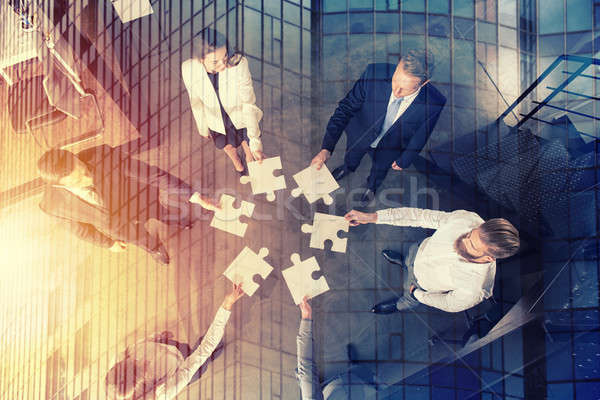 Munca în echipă parteneri integrare pornire piese de puzzle oameni de afaceri Imagine de stoc © alphaspirit