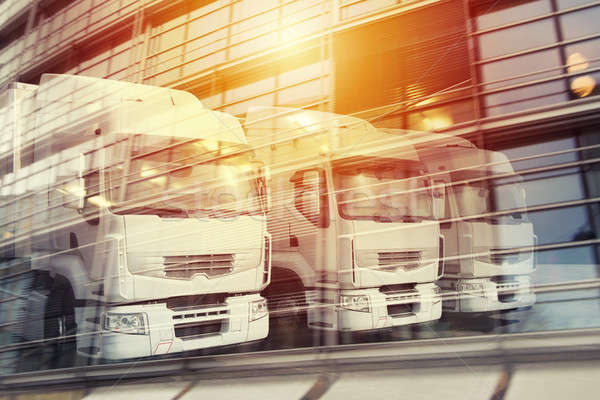 Snel vrachtwagen wolkenkrabber verdubbelen blootstelling witte Stockfoto © alphaspirit
