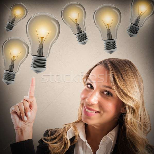 Geschäftsfrau Ideen positive lächelnd Glühbirne Licht Stock foto © alphaspirit
