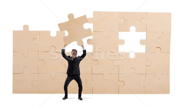 Biznesmen kawałek puzzle budować działalności budynku Zdjęcia stock © alphaspirit