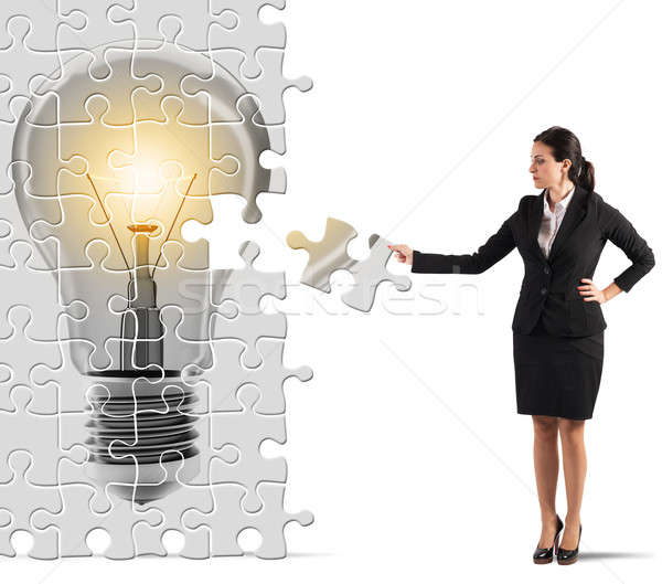 Bouwen idee puzzel vrouw gloeilamp licht Stockfoto © alphaspirit