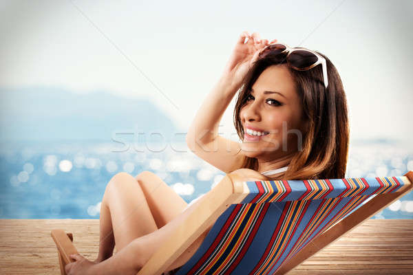 幸福 假期 微笑的女人 墨鏡 海 躺椅 商業照片 © alphaspirit