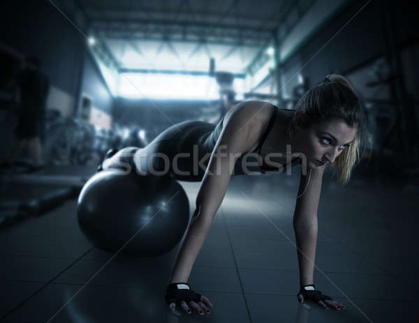 тренировки фитнес мяча мышечный женщину поездов Сток-фото © alphaspirit