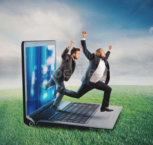 Stock foto: Technologie · Abhängigkeit · Geschäftsleute · Blätter · Bildschirm · Computer