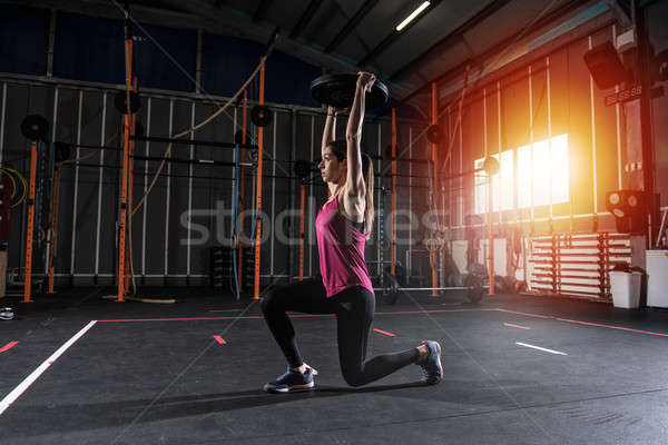 [[stock_photo]]: Athlétique · fille · sur · gymnase · barbell · disque