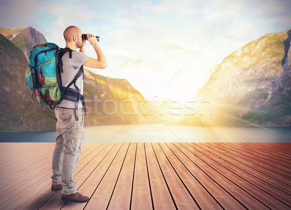 Odkrywca jezioro góry człowiek podróży chłopca Zdjęcia stock © alphaspirit