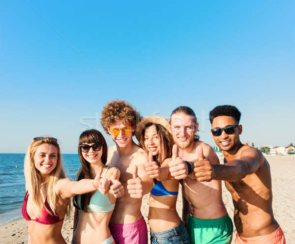 Gruppe Freunde Strand Sommerzeit glücklich Stock foto © alphaspirit