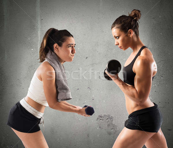 Training Fitnessstudio Ausbilder muskuläre Mädchen Züge Stock foto © alphaspirit