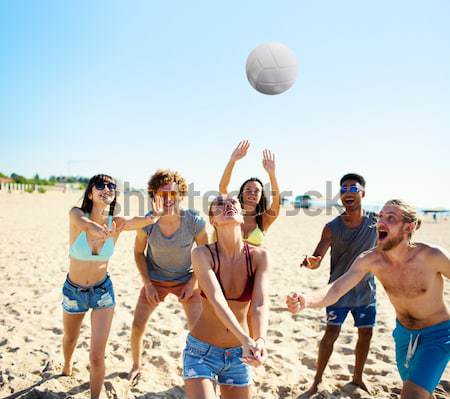Grup arkadaşlar oynama plaj yağdırmak mutlu Stok fotoğraf © alphaspirit