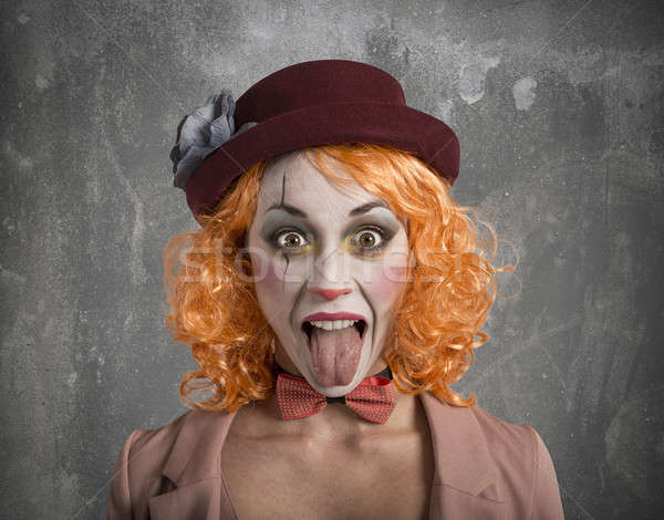 Grappig grimas clown meisje tong buiten Stockfoto © alphaspirit