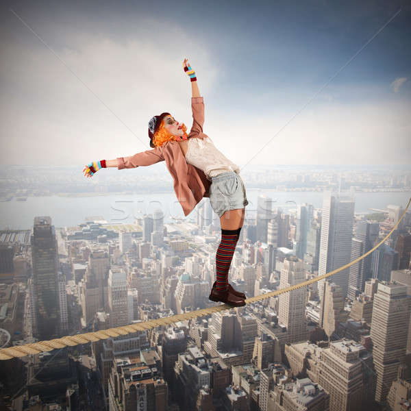 Nieustraszony clown liny powyżej miasta kobieta Zdjęcia stock © alphaspirit