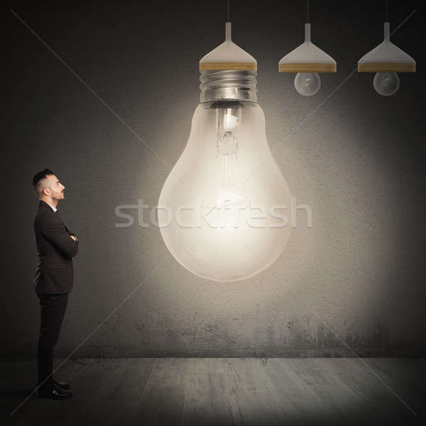 Groß Idee Geschäftsmann Aussehen Glühlampe Mann Stock foto © alphaspirit