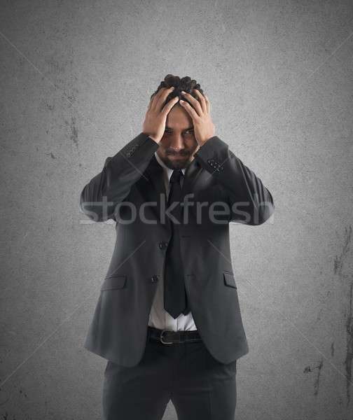 Erschöpft Geschäftsmann verzweifelt Kopf Hände Mann Stock foto © alphaspirit