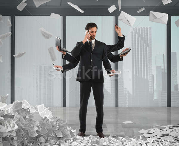 Multitasking zakenman oplossen problemen documenten bureaucratie Stockfoto © alphaspirit