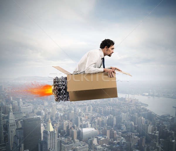 Bestimmt kreative Geschäftsmann unter Karton Rakete Stock foto © alphaspirit