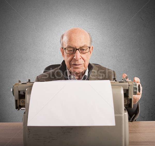 Idősebb írógép idős férfi levelek papír levél Stock fotó © alphaspirit