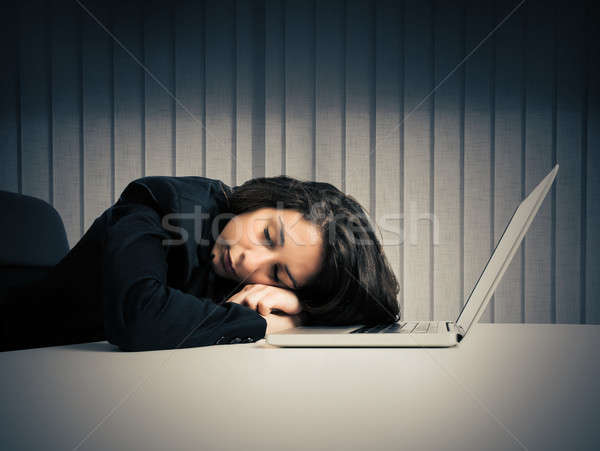 衰竭 女子 筋疲力盡 睡眠 計算機 工作 商業照片 © alphaspirit