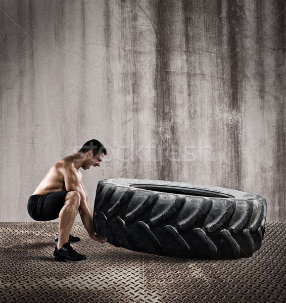 Exercício grande pneu muscular homem Foto stock © alphaspirit