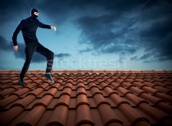 Foto stock: Ladrón · techo · negro · caminando · casa · hombre