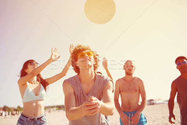 группа друзей играет пляж залп счастливым Сток-фото © alphaspirit