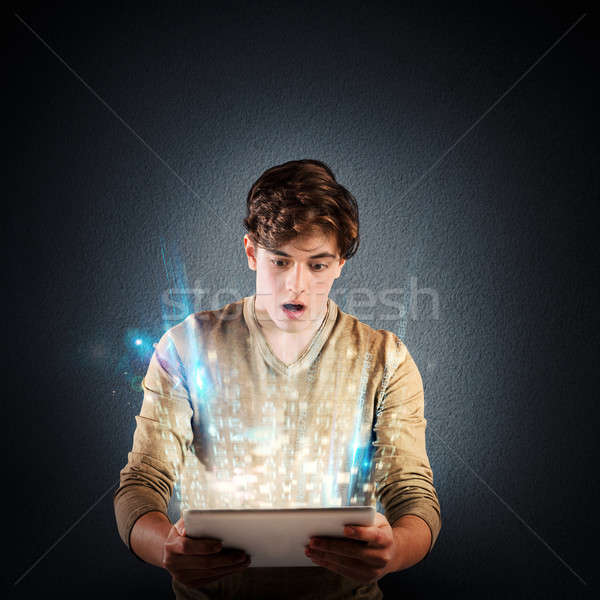 Verwonderd technologie jongen heldere licht tablet Stockfoto © alphaspirit