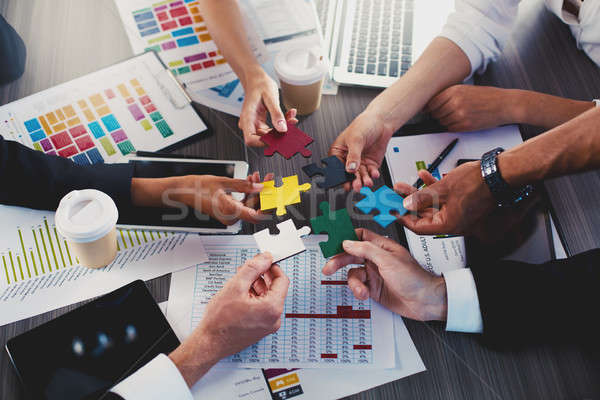 Munca în echipă parteneri integrare pornire piese de puzzle oameni de afaceri Imagine de stoc © alphaspirit