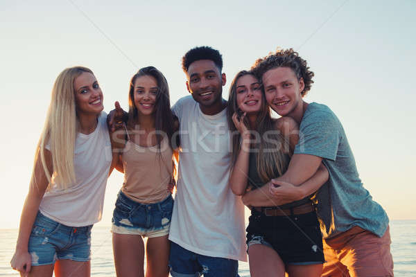 Stockfoto: Groep · gelukkig · vrienden · oceaan · strand