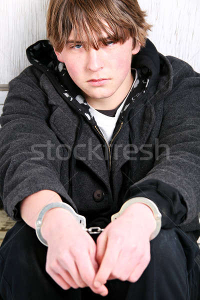 Teen przestępczości nieletni kajdanki ściany prawa Zdjęcia stock © alptraum