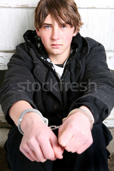 Adolescente manette teen criminalità guardare muro Foto d'archivio © alptraum