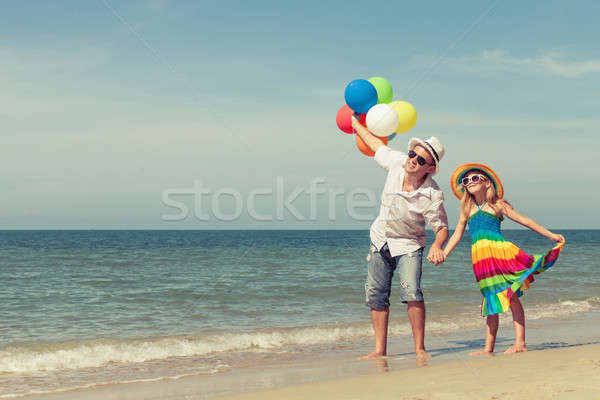 Stock foto: Vater · Tochter · Ballons · spielen · Strand · Tag