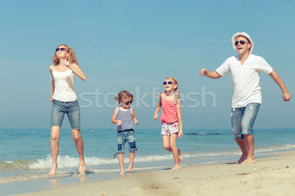 Сток-фото: счастливая · семья · ходьбе · пляж · день · время · дружественный