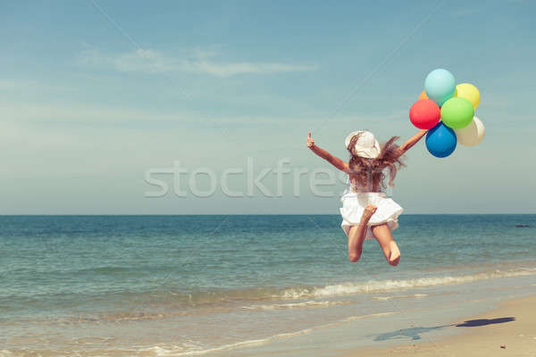 Девушки прыгают с воздушными шарами | Бесплатно Фото