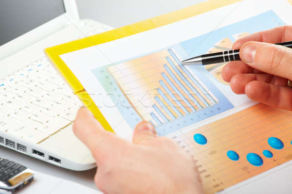 Business grafieken mannelijke hand pen tonen Stockfoto © Amaviael