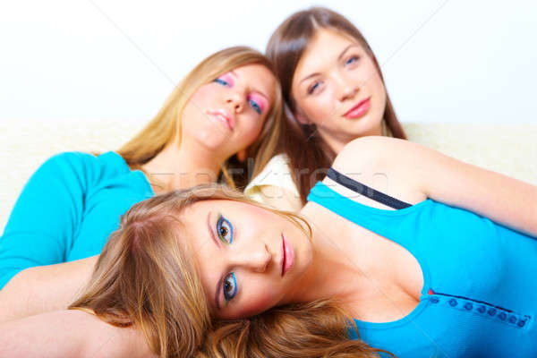 Három lányok barátság gyönyörű ül fektet Stock fotó © Amaviael
