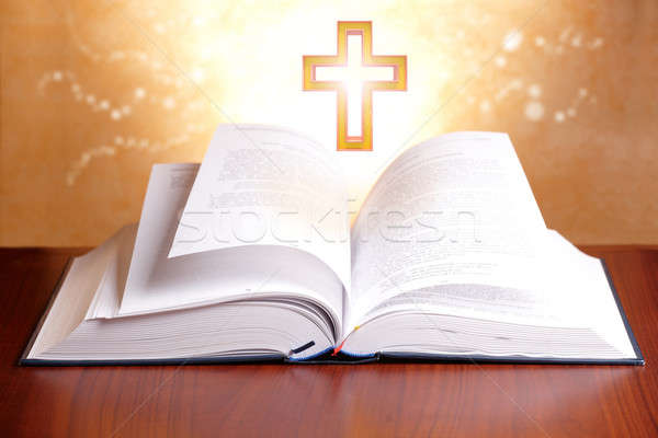 święty Biblii otwarte spokojny świetle krzyż Zdjęcia stock © Amaviael