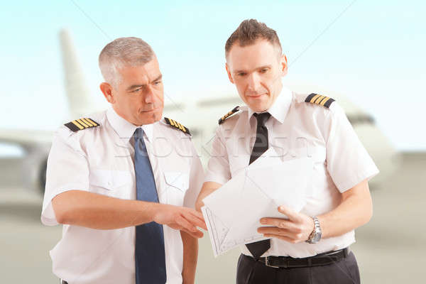 Foto stock: Aerolínea · aeropuerto · uniforme · documentos · nubes