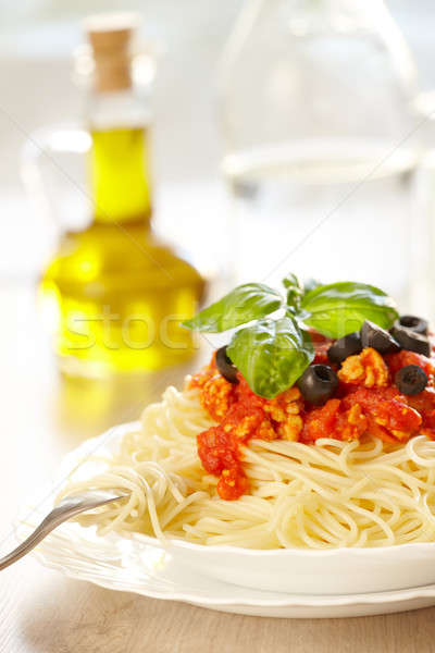 Spaghetti oryginał włoski bazylia czarne oliwki widelec Zdjęcia stock © Amaviael