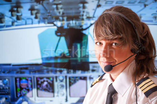 Companhia aérea piloto bela mulher uniforme fone Foto stock © Amaviael