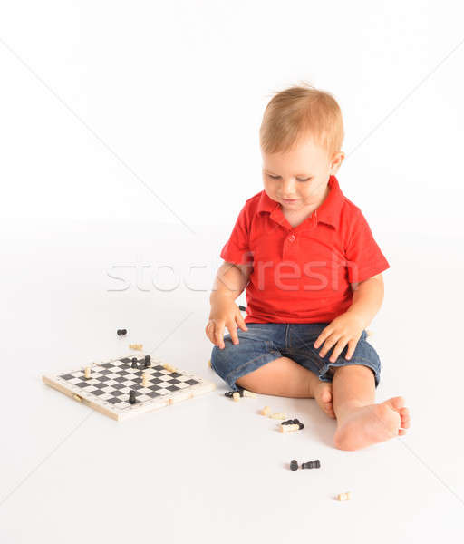 Pequeño nino jugando ajedrez aislado blanco Foto stock © Amaviael