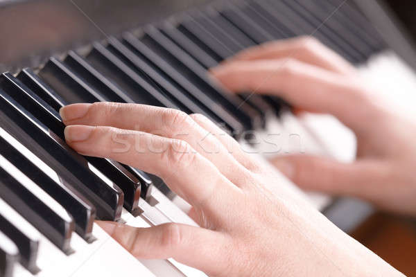 Manos jugando música piano mano arte Foto stock © Amaviael