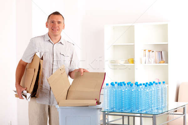 Reciclaje feliz hombre cartón Foto stock © Amaviael